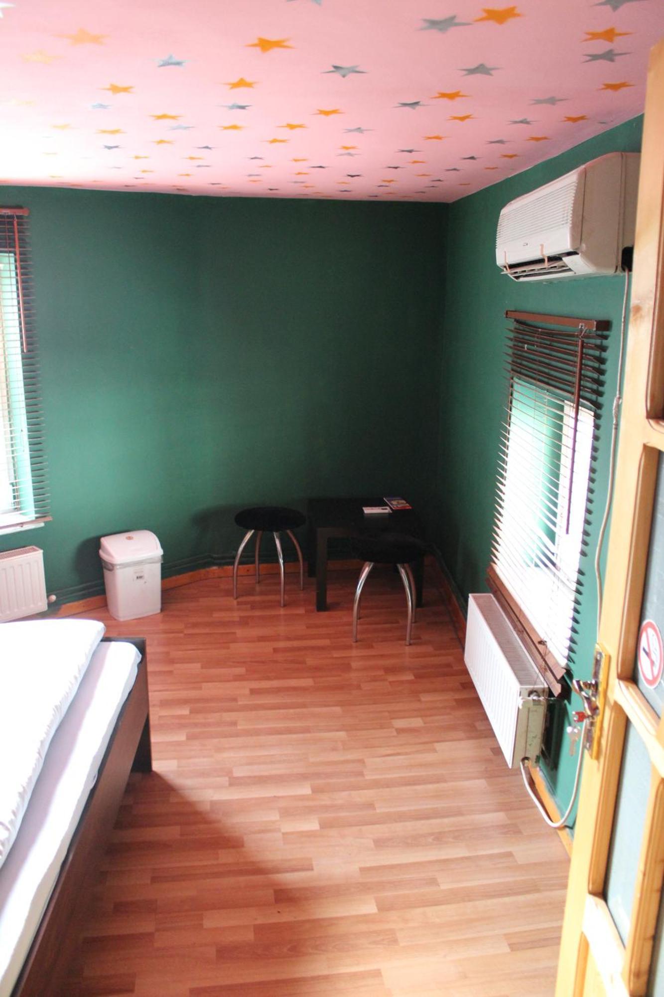Hostel Fun House Bukarest Exterior foto